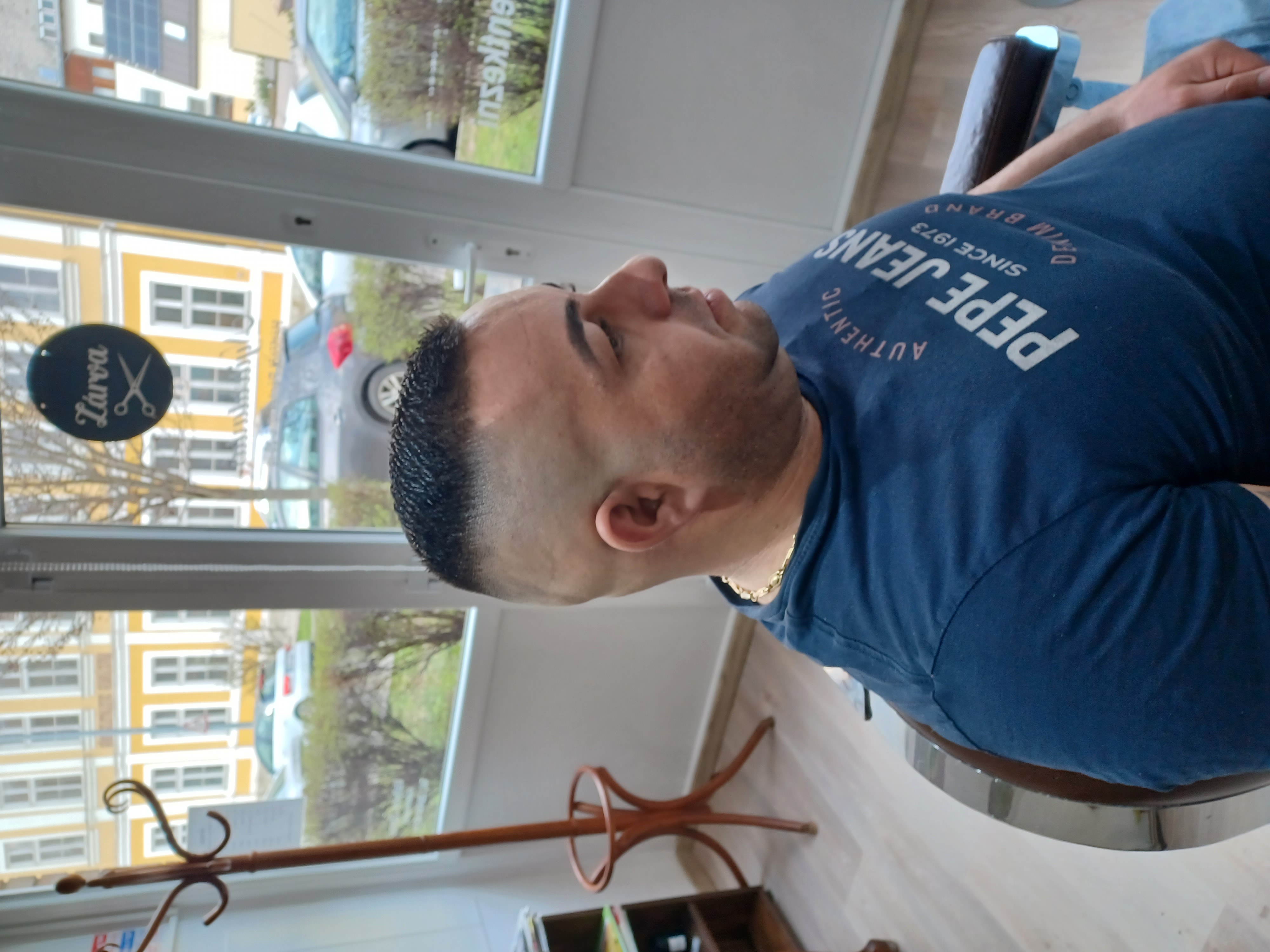 Kényelmes váróterem – János Férfifodrászat