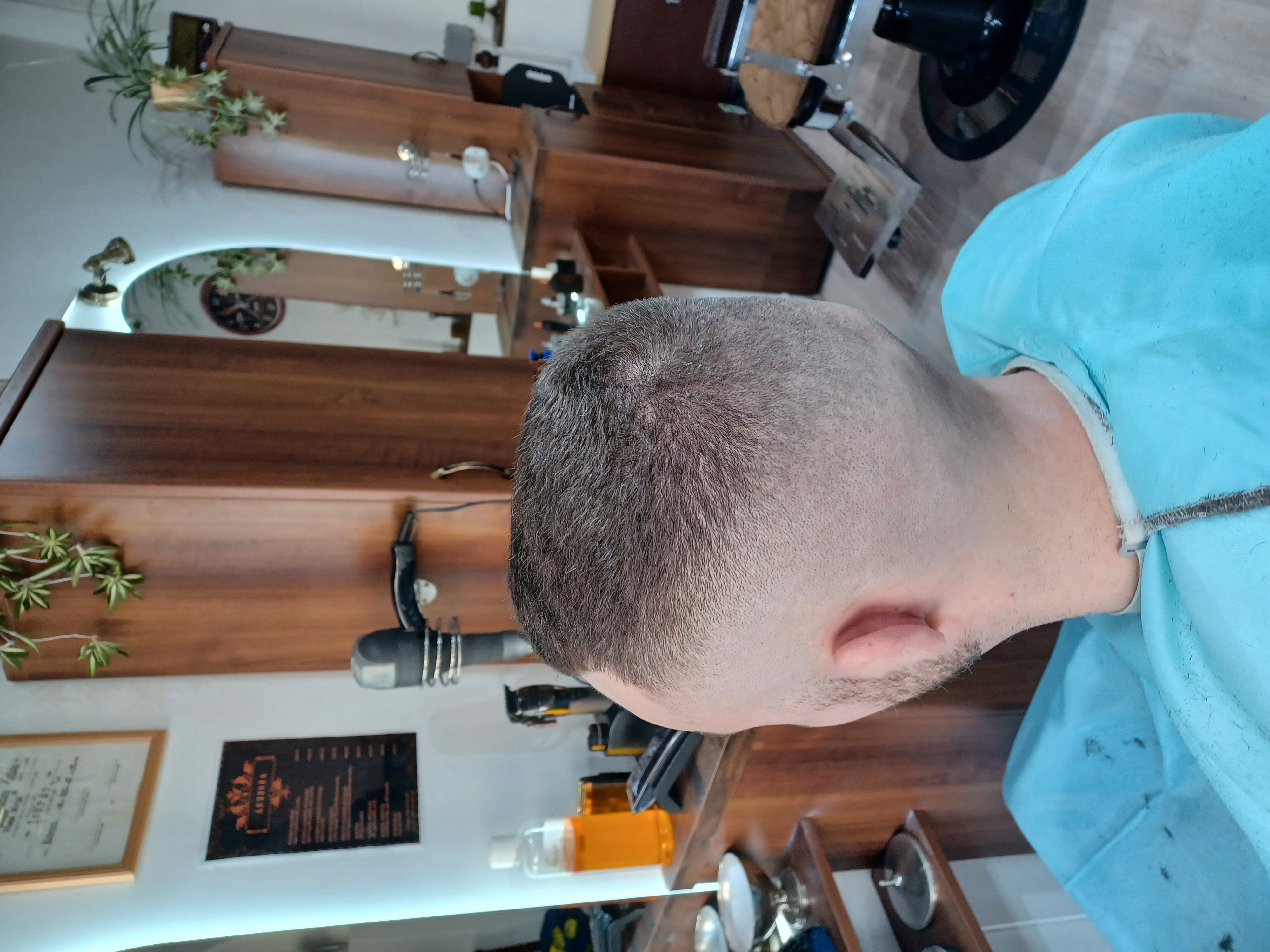 Precíz borbélyozás – János Fodrászat Nyíregyháza