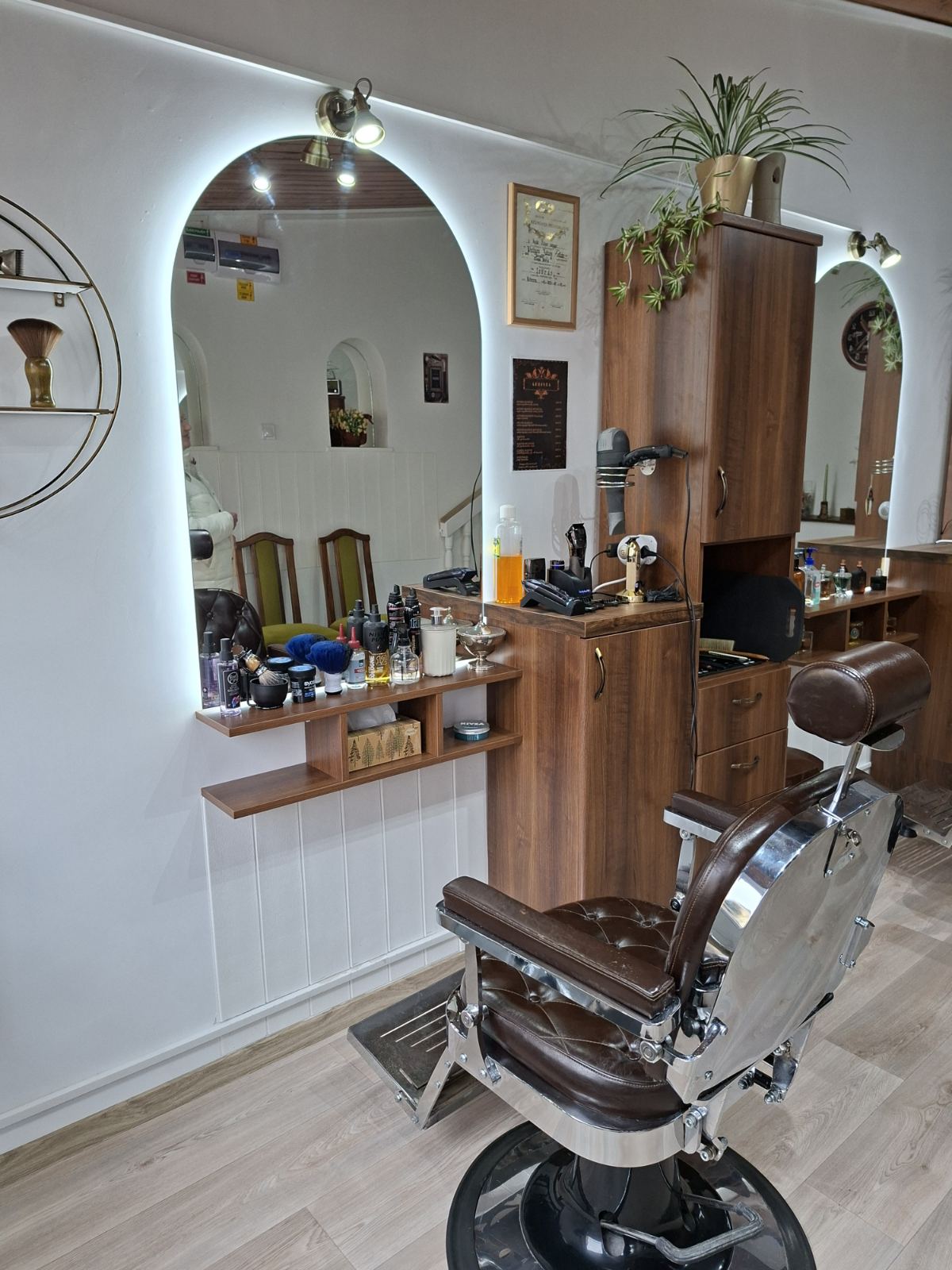 Borbélyüzlet belső – János Férfifodrászat