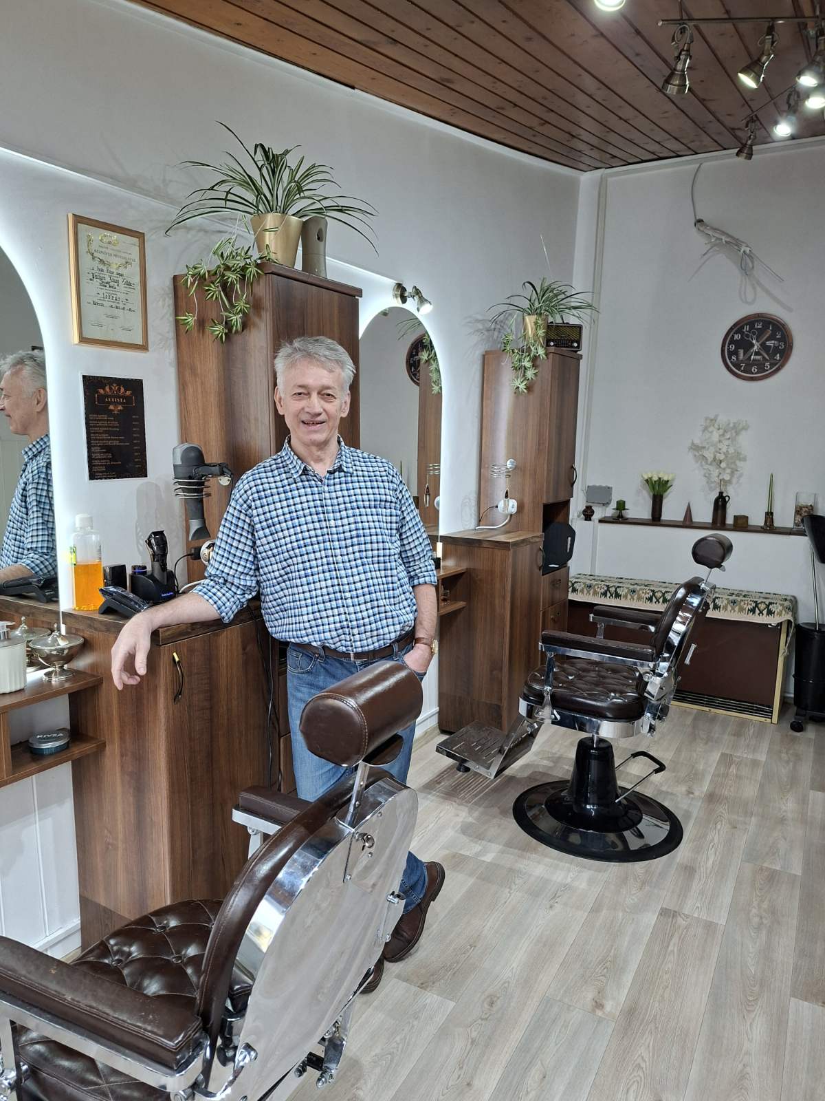 Vallyon János fodrász és borbélymester